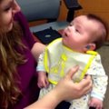 Jaudinanti akimirka: kūdikis su klausos aparatu išgirdęs mamos balsą nusišypsojo