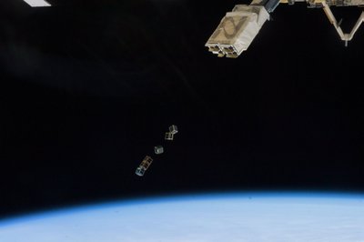 Paleidimas iš TKS. LituanicaSAT-1 viršuje. NASA nuotrauka