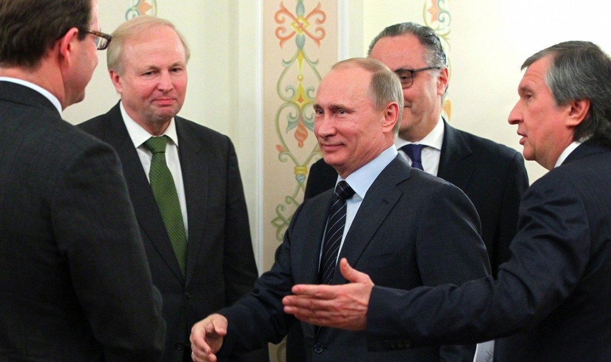 Bobas Dudley (antras iš kairės), Vladimiras Putinas