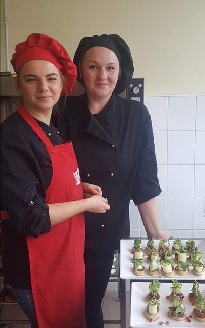 Riešės gimnazijos valgyklėlės direktorė Natalija Derškienė (dešinėje)