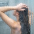 Šlapinimasis vandens telkiniuose ar duše: specialistė įspėjo, kuo tai gali baigtis