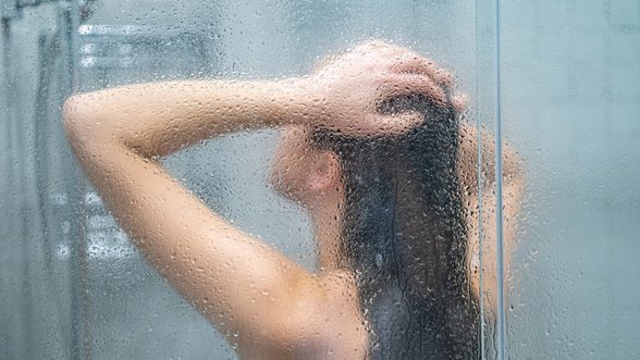 Šlapinimasis vandens telkiniuose ar duše: specialistė įspėjo, kuo tai gali baigtis