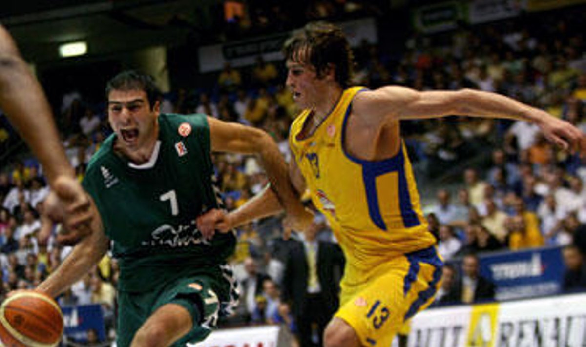 Kostas Vasileiadis ("Unicaja") veržiasi pro Simą Jasaitį ("Maccabi")