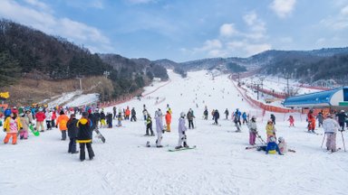 Po ilgos pauzės atsiveria slidinėjimo kurortai, tačiau įsileis ne visus: kokie ribojimai galios ir ką reikia žinoti norintiems keliauti?