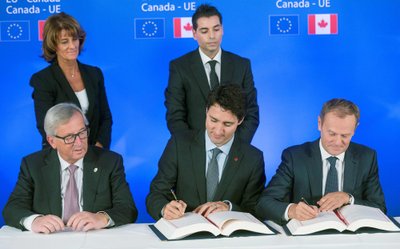 J.-C. Junckeris, J. Trudeau ir D. Tuskas pasirašo CETA. 