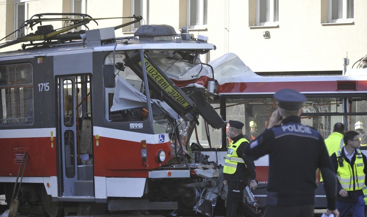 Čekijoje susidūrus troleibusui ir tramvajui sužeista dešimtys žmonių