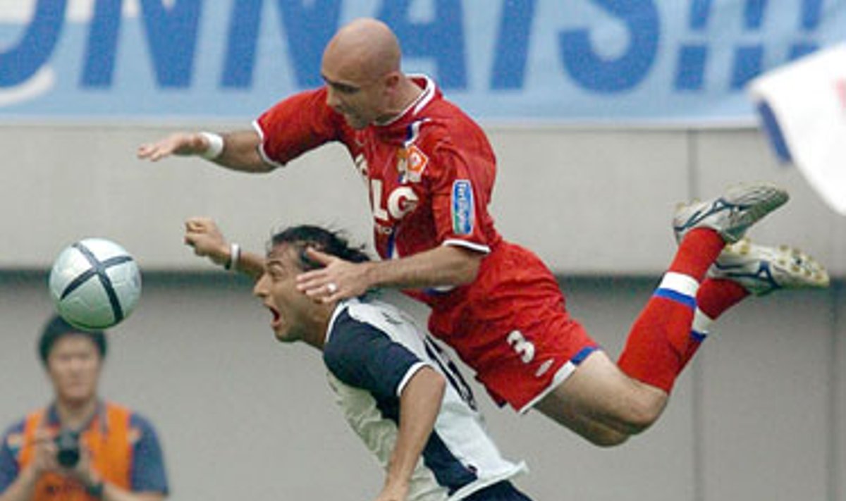 Prancūzijos Liono "Olympique" žaidėjas Cristiano Marques Gome Crisas kovoja dėl kamuolio