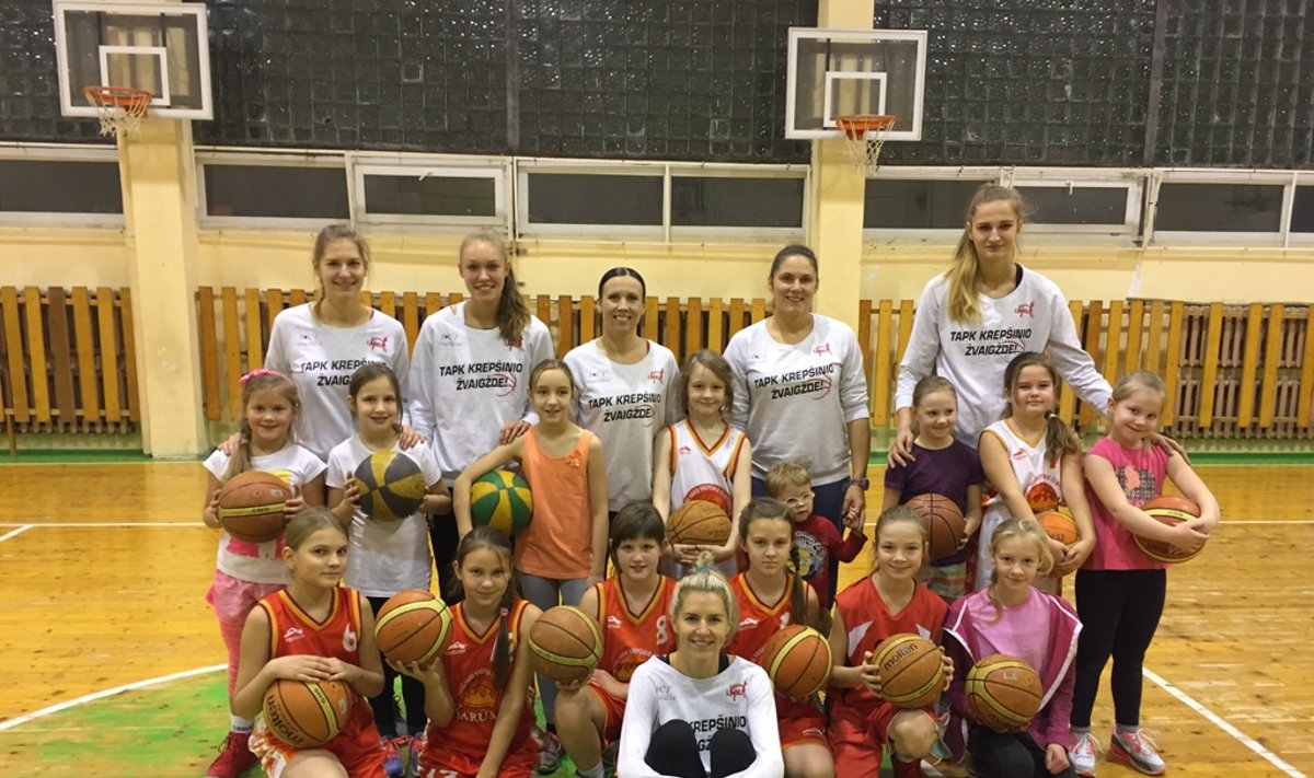 Moterų krepšinio žvaigždės mergaičių treniruotėje Vilniuje