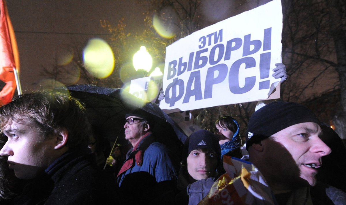 Rusijoje tūkstančiai nepatenkintų V.Putino pergale išėjo į gatves