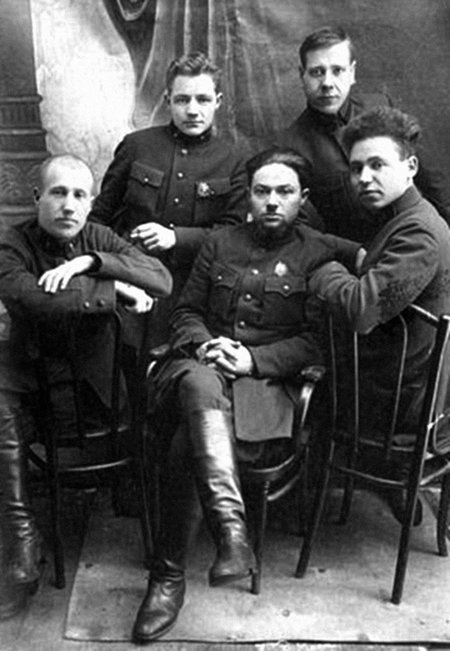 Smolensko srities NKVD darbuotojai - 1940 m. Katynės žudynių liudininkai arba dalyviai. Kai kurie jų apdovanoti ženklu "VČK-OGPU X metų" (1927 m.). Kairėje sėdi M. Kazakovas - sovietų kontržvalgybos darbuotojas, dirbęs su agentais ir tardęs belaisvius lenkų karininkus, leidyklos „Briedis“ nuotr.