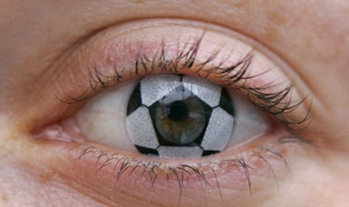 Vokiečių optikė Stephanie Berndt “pasipuošusi” futbolo kamuolį vaizduojančiu kontaktiniu akies lęšiu.