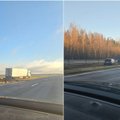 Сообщается о сложных условиях на магистрали Вильнюс-Клайпеда: в кюветы съехало немало машин