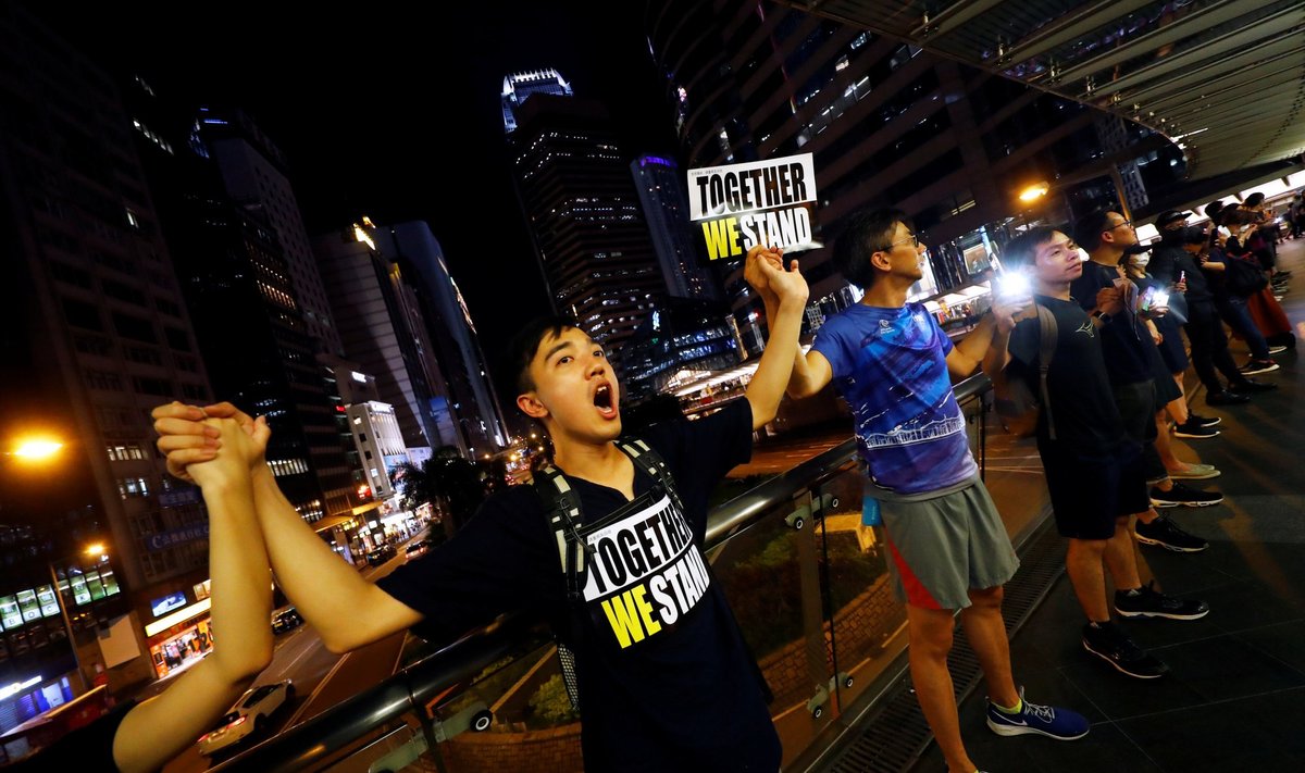 Honkonge – Baltijos kelio atgarsiai: protestuotojai susikibo į žmonių grandinę