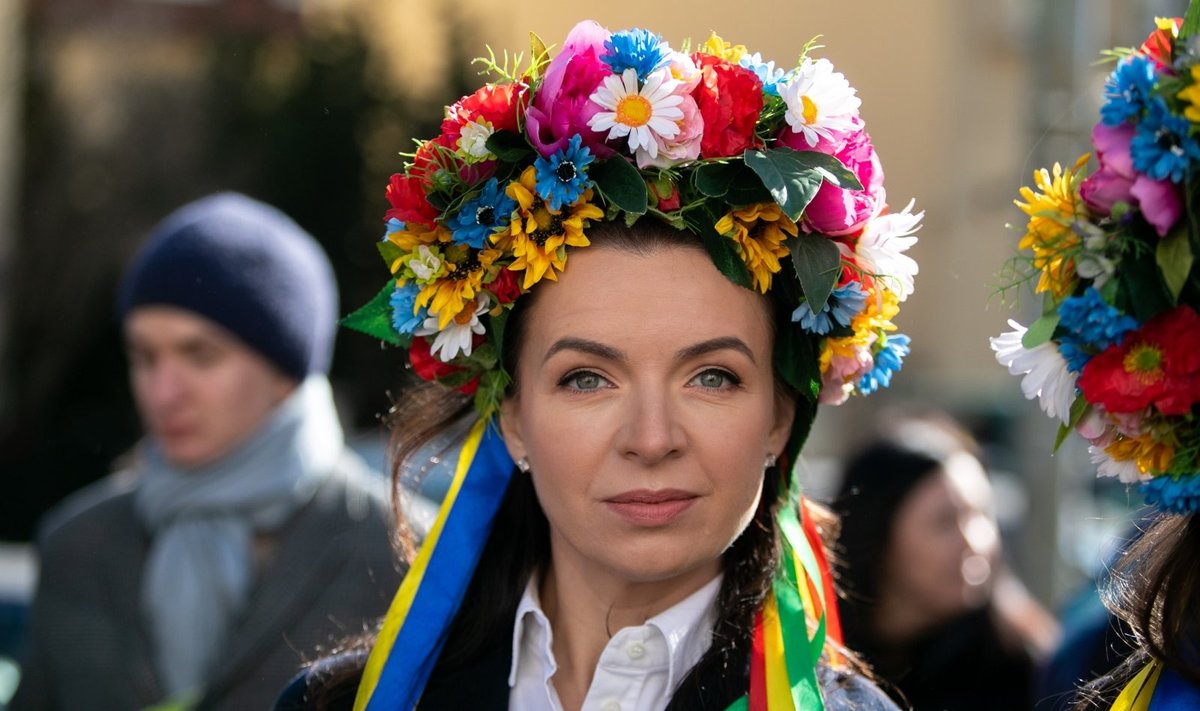 Prie Ukrainos ambasados solidarumo akcija su moterimis Ukrainoje