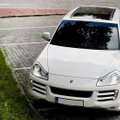 Lietuviška realybė: darbuotojams - minimalus atlyginimas, sau – „Porsche Cayenne”