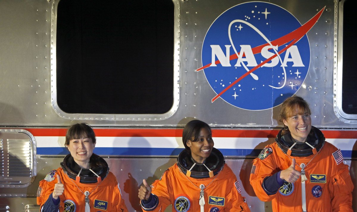 Erdvėlaivio "Discovery" įgulos narės - Naoko Yamazaki, Stephanie Wilson ir Dorothy Metcalf-Lindenburger
