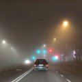 Vilniaus gatves užklojo tirštas rūkas: vairuotojai nemato net šviesoforų