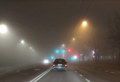 Vilniaus gatves užklojo tirštas rūkas: nematyti net šviesoforų