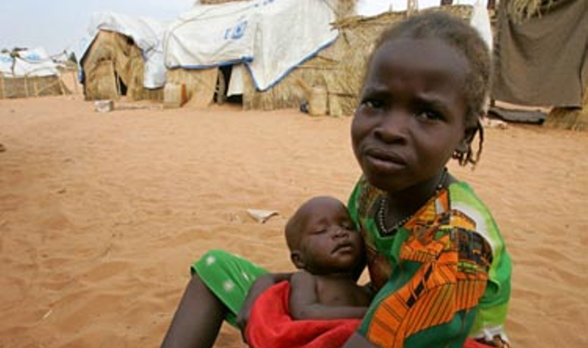 Mergaitė iš Sudano migdo sesutę prie savo trobelės pabėgėliams skirtoje stovykloje, įkurtoje netoli sienos su Čadu. Jungtinės Tautos padėtį Sudane apibūdina kaip didžiausią pasaulio istorijoje humanitarinę krizę.