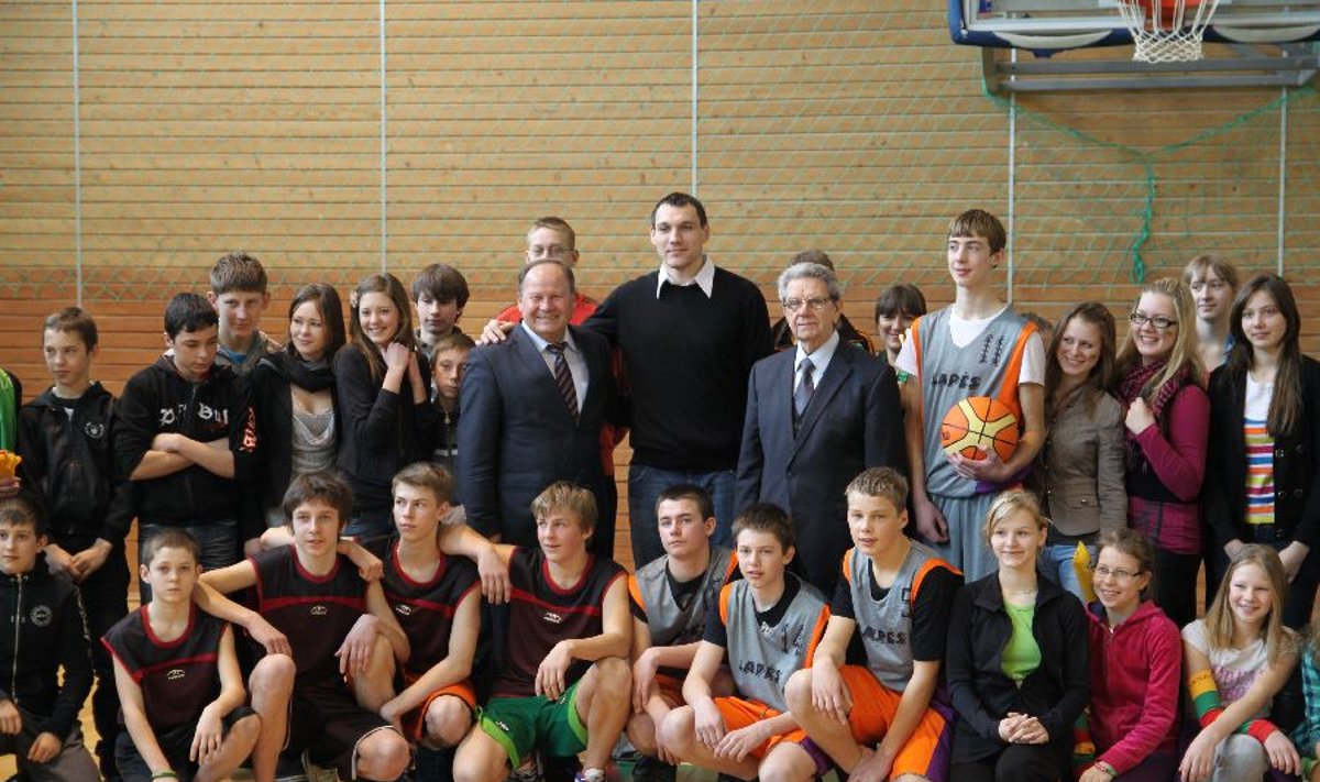 Krepšinio diena Lapių mokykloje su V.Garastu ir J.Mačiuliu