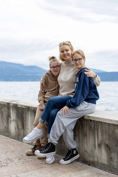 Monika Drigotienė su dukromis