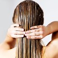 Ar nuo dažno plovimo plaukai riebaluojasi greičiau? Ekspertės atsakymas gali nustebinti