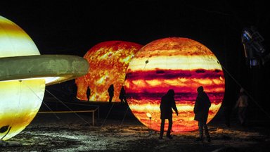 Savaitgalį atidarytas kerintis žiemos festivalis: lankytojai pasijus nusikėlę tiesiai į kosmosą