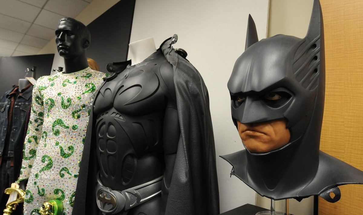 Aukcione parduodamas Betmano kostiumas, kurį filme „Betmanas amžiams“ vilkėjo Valas Kilmeris