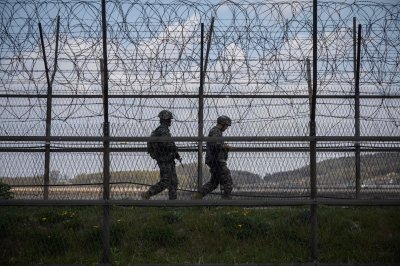 Pietų Korėjos kariai prie demarkacinės linijos