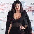 Jauniausioji Kardashian klano atstovė: 17-os K. Jenner 7 kartus tobulinosi kūną