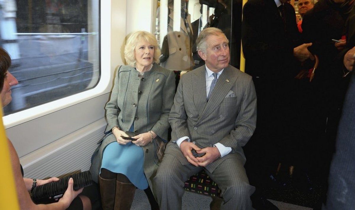 Princas Charlesas ir Camilla važiavo Londono metro
