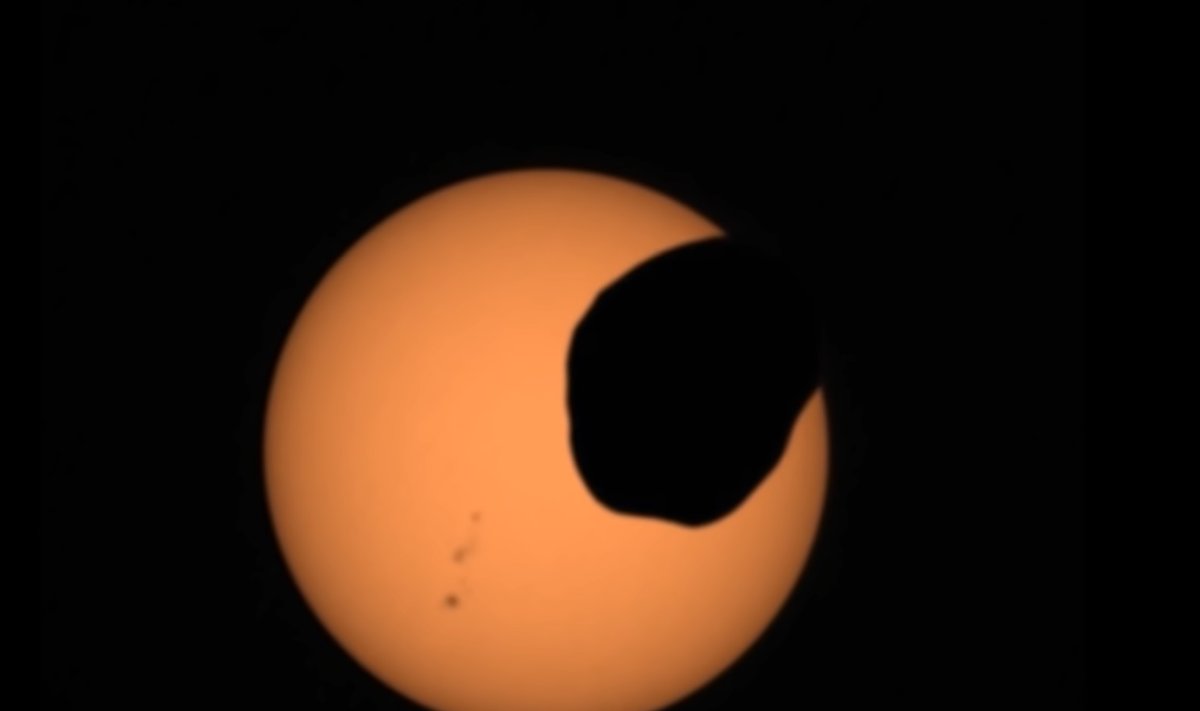 Fobas uždengia Saulę. NASA nuotr.