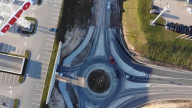 Naujas žiedas stebina Kauno vairuotojus: pritrūko skaldos ir asfalto?