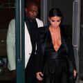 Minusinė temperatūra netrukdo K. Kardashian demonstruoti apnuogintų krūtų