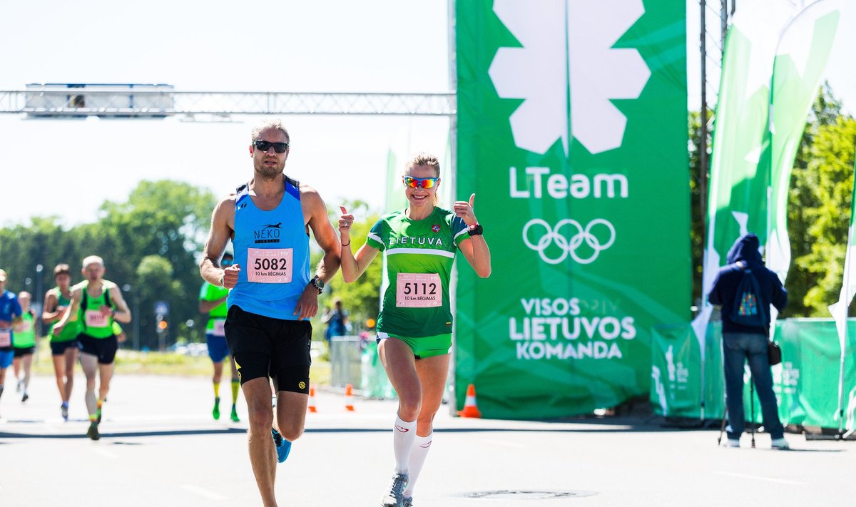 Olimpinės dienos bėgimas Alytuje, dešinėje - Vaida Žūsinaitė