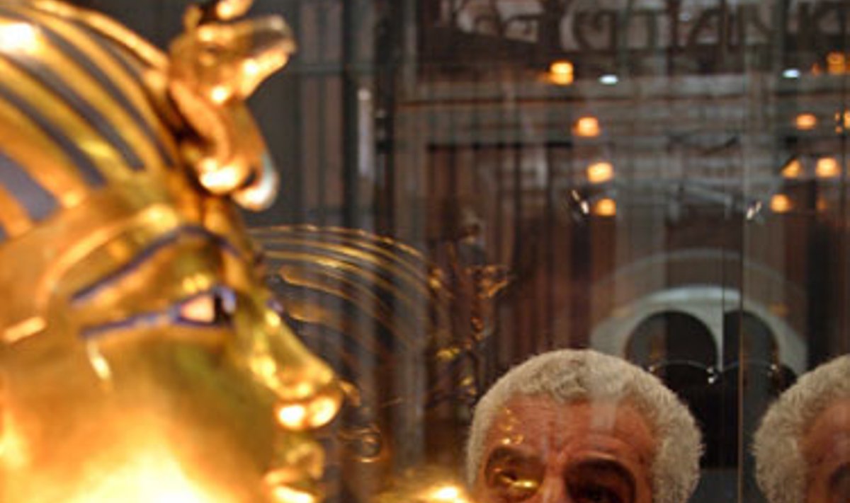 Egipto muziejaus Kaire lankytojas žiūri į auksinę faraono Tutanchemono kaukę. 