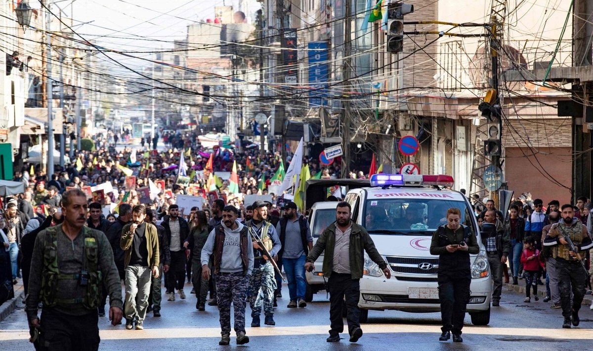 Tūkstančiai žmonių Sirijoje protestuoja prieš Turkijos smūgius kurdų grupuotėms