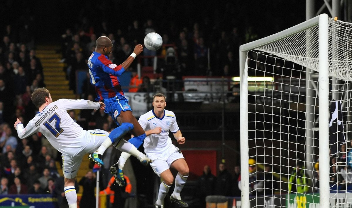 Anthony Gardneris ("Crystal Palace") muša įvartį 