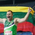 Džiaugsmo ašarų per apdovanojimą nesulaikęs M. Bilius aukso medalį dedikuoja Lietuvai