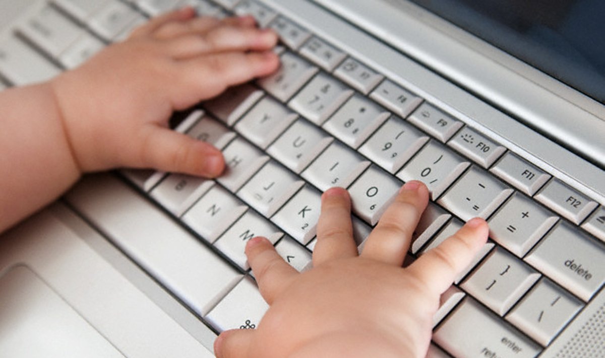 Vaikas naudojasi kompiuteriu
