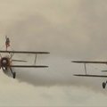 Dvi 9 metų mergaitės virš Glosteršyro skrido ant lėktuvo sparnų