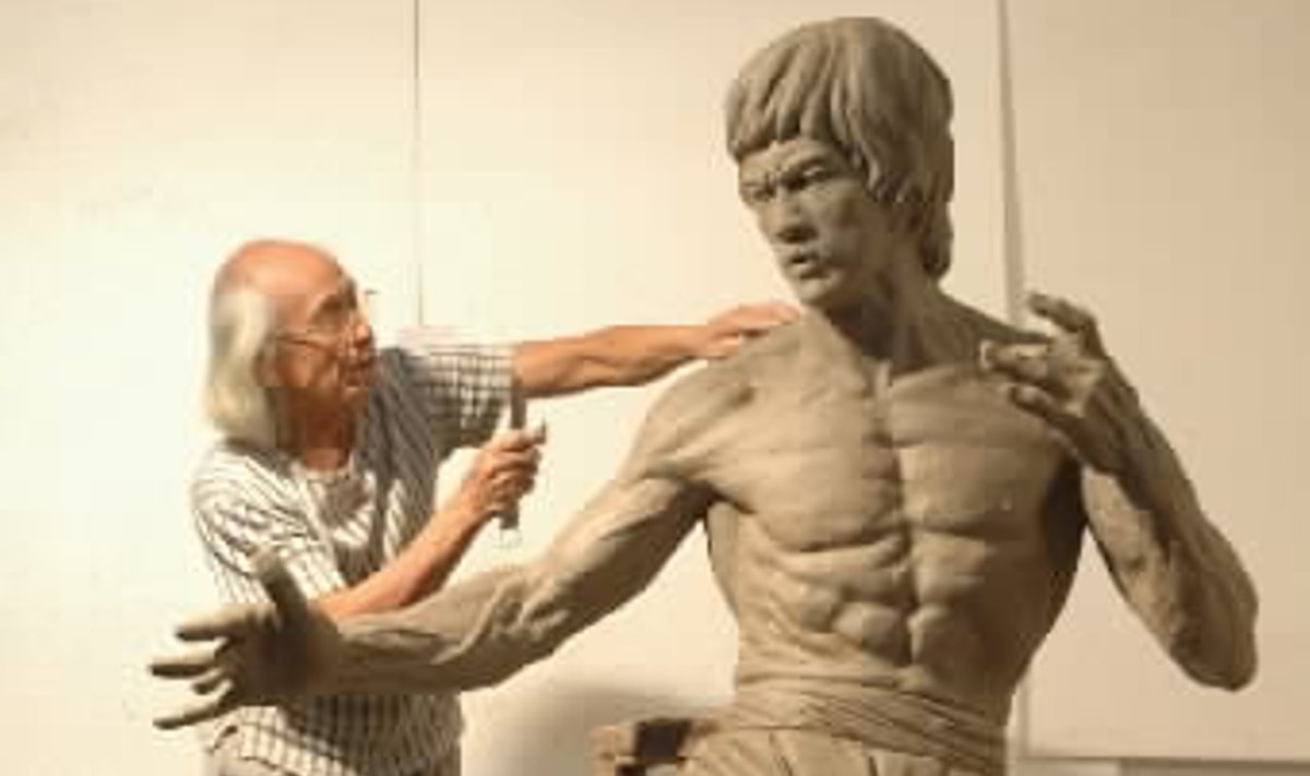 Kinų skulptorius dailina legendinio kung fu meistro ir aktoriaus Bruce'o Lee skulptūrą.