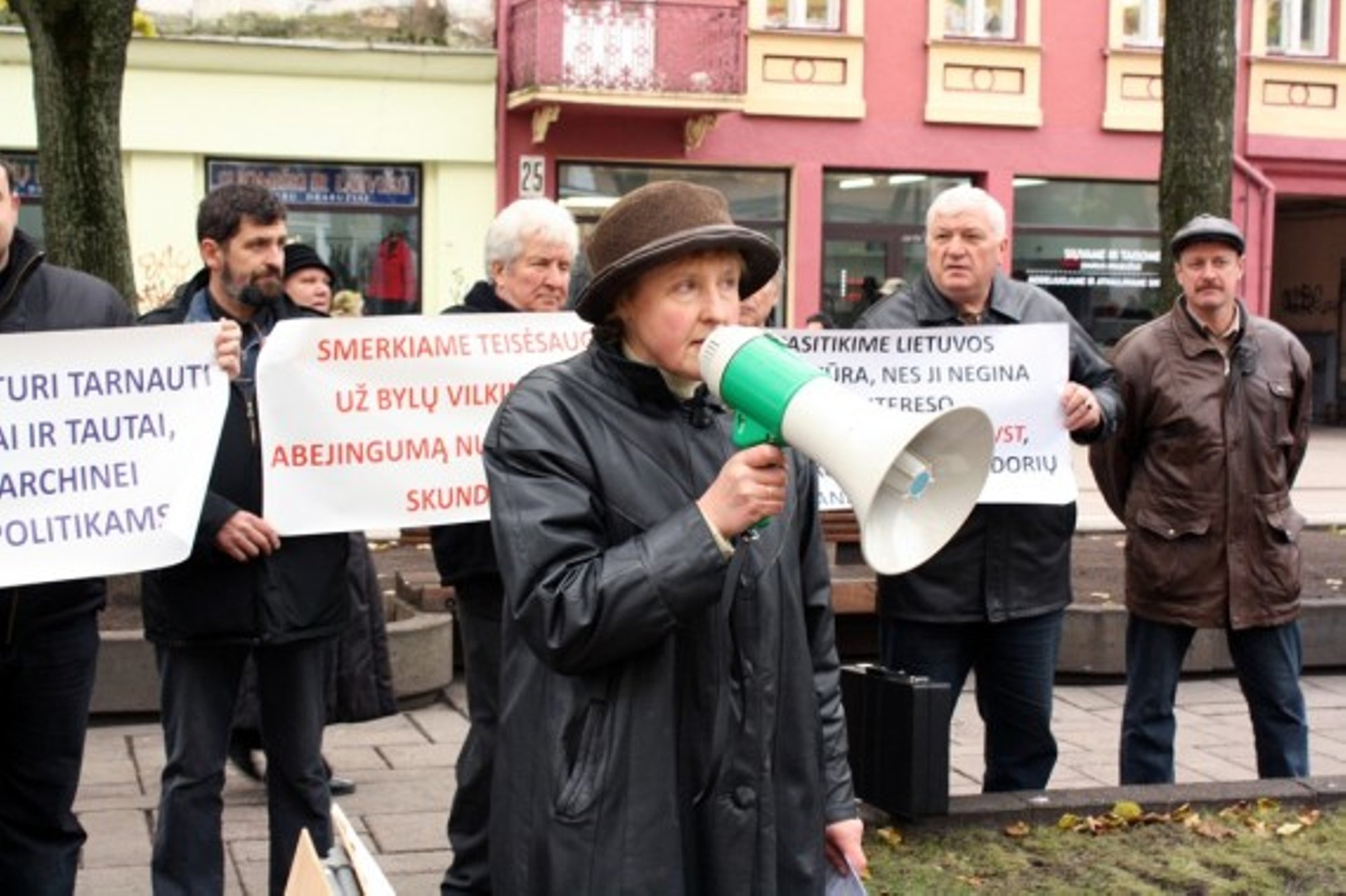 Prie Prokuratūrų – Protestai Dėl Blogo Teisėsaugininkų Darbo ...