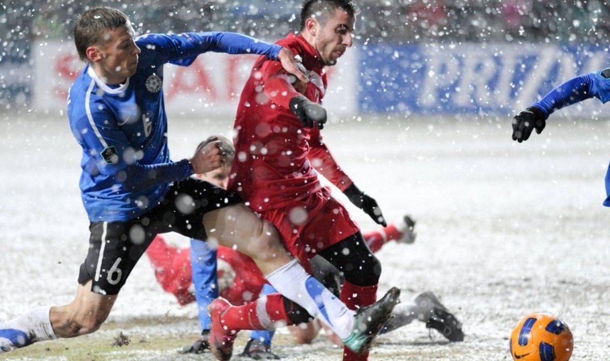 Panašiai kaip dabar, birželį, sniegas 2011 -aisiais netikėtai užklupo Taline žaidusius Estijos ir Serbijos futbolininkus 
