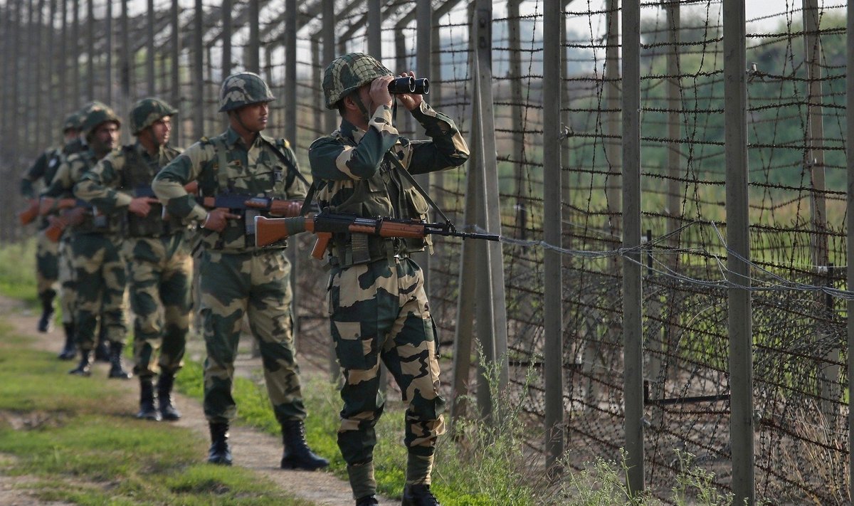 Indijos pasienio apsaugos pajėgų kariai patruliuoja Kašmyre