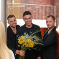 „Pikaso“ vaikinai į merginų viešbučio duris beldėsi su gėlių puokštėmis