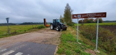 Petras vos su vienu traktoriumi ir krautuvu vienas pats tvarkosi 200 ha žemės ir teigia svajojantis apie 300 ha