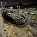Didelė avarija Vilniuje: Minsko plente BMW taranavo „Ford“, šis nuvirto į griovį