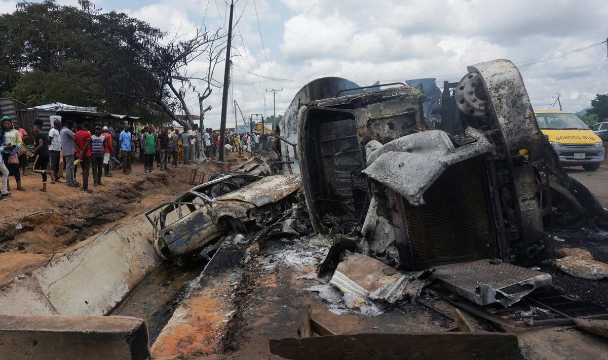 Nigerijoje užsidegus benzinvežiui žuvo 23 žmonės