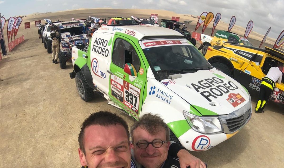 Vaidotas Žala ir Saulius Jurgelėnas po pirmojo 2019-ųjų Dakaro greičio ruožo